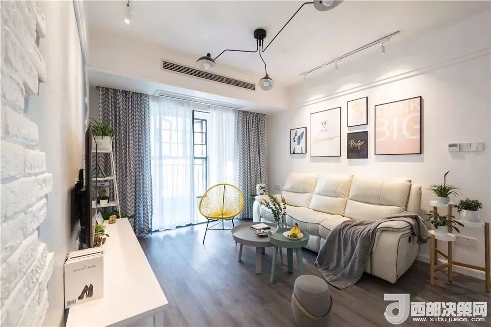 沙發(fā)背景墻選對(duì)裝飾畫，才能美了整個(gè)客廳空間！