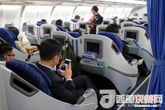 在東航MU5137航班上，旅客全程在飛行模式下可以使用手機(jī)。殷立勤 攝