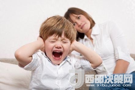 這時孩子可能會一直哭，甚至觀察父母的反應。父母這時候可以讓他哭，哭累了自然就會停下，要讓孩子明白“鬧起來沒道理我不會心疼你”。