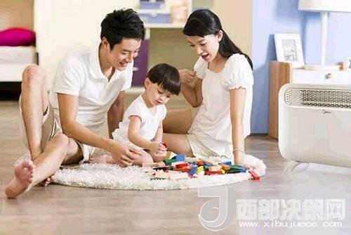 兒童時期，孩子好奇心強，喜歡“打破砂鍋問到底”、“探究性拆東西”、“自言自語做游戲”。這些聽似好笑，看似頑皮的言行舉止，恰恰就是孩子創(chuàng)造火花的閃現(xiàn)。心理學家鄧斯克認為，小孩子在游戲中的“假裝”會大大促進他們的發(fā)散思維。