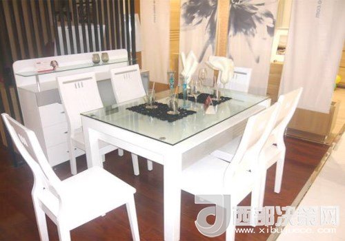 喜歡白色餐桌 但椅子該如何搭配？