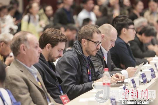 河北工業(yè)設(shè)計(jì)創(chuàng)新中心(以下簡(jiǎn)稱HIDC)啟動(dòng)儀式暨“設(shè)計(jì)促轉(zhuǎn)型·創(chuàng)新贏未來(lái)”國(guó)際工業(yè)設(shè)計(jì)工作坊26日在河北省省會(huì)石家莊市舉行。圖為與會(huì)各國(guó)設(shè)計(jì)師?！⌒ば?攝