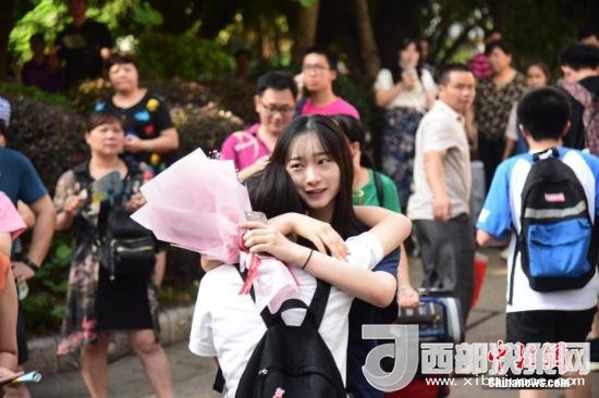 資料圖：一名家屬擁抱走出考場(chǎng)的考生。 王以照 攝