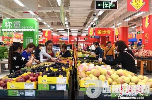 資料圖：民眾在超市選購(gòu)水果。<a target='_blank'  data-cke-saved- >中新社</a>記者 俞靖 攝