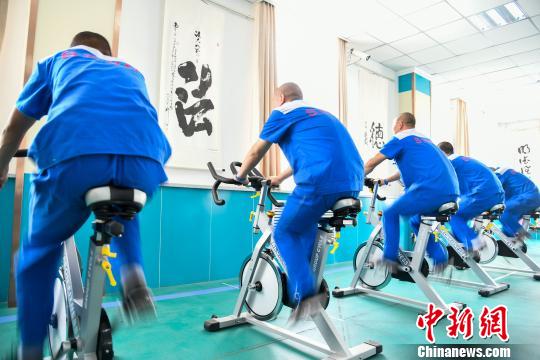 山西省戒毒人員正在進(jìn)行身體鍛煉。　王建軍 攝