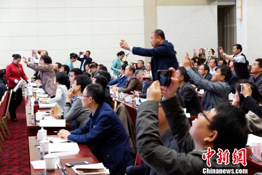 圖為與會嘉賓認真聽取專家演講。　李雋 攝