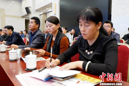 圖為與會嘉賓聆聽專家演講?！±铍h 攝