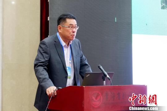 圖為青海省農林科學院副院長、國家大麥青稞產業(yè)技術體系崗位科學家遲德釗正在發(fā)言。　李雋 攝