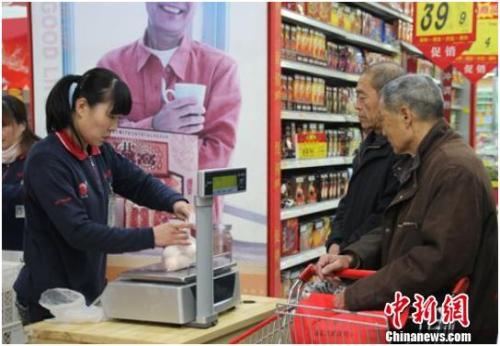 資料圖：在保定市北市區(qū)一家大型超市內(nèi)，促銷員正在為購買雞蛋的市民稱量、打包。李芳華 攝