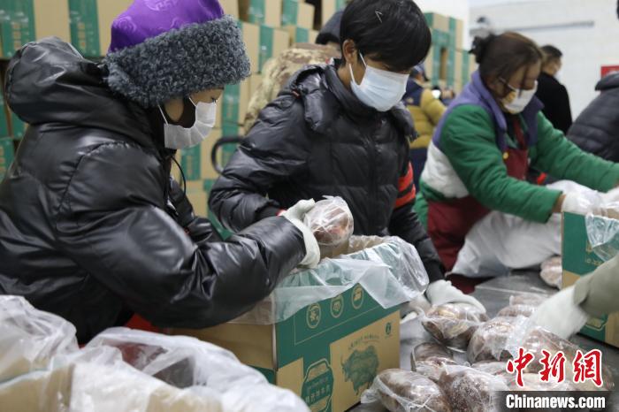 當(dāng)雄縣民眾打包當(dāng)?shù)氐奶禺a(chǎn)，“有身份證”牦牛肉?！‘?dāng)雄縣 供圖 攝