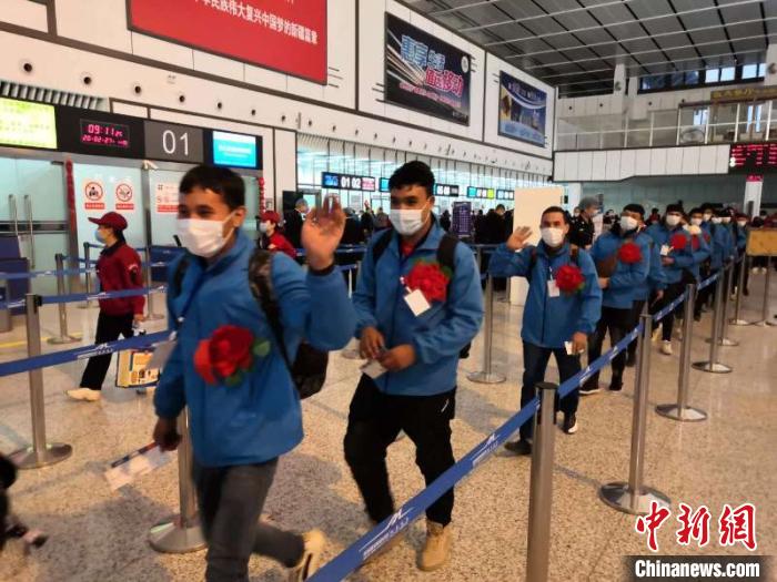 外出務工人員有序排隊辦理登記手續(xù)?！O友軍 攝