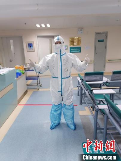 徐陶在工作中。四川援助湖北醫(yī)療隊供圖