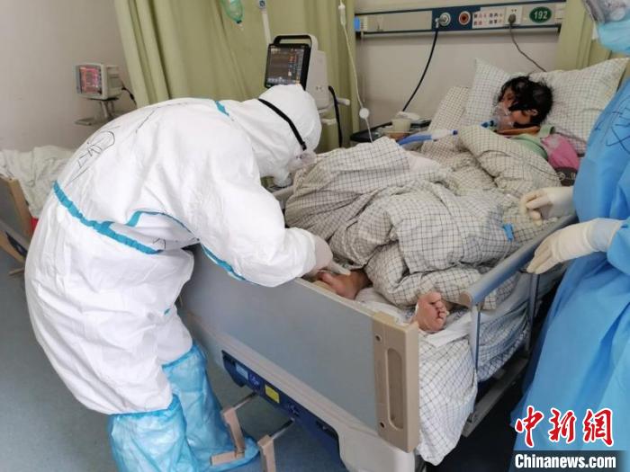 徐陶在工作中。四川援助湖北醫(yī)療隊供圖