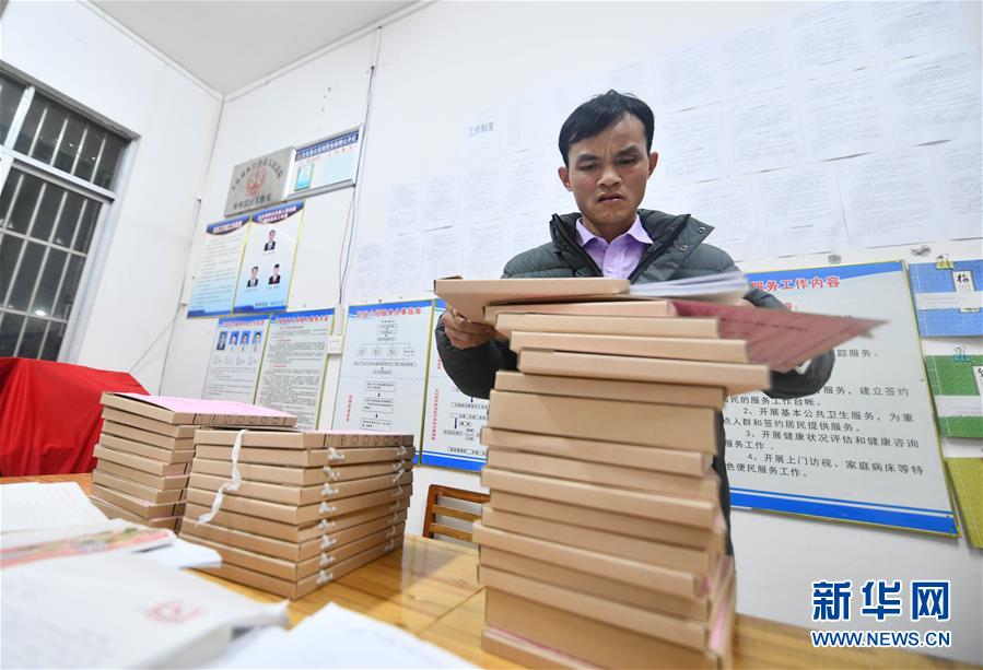 (決戰(zhàn)決勝脫貧攻堅(jiān)·圖文互動(dòng))(1)另一種“逆行”——廣西5300余名駐村第一書(shū)記提前返崗?fù)渡怼皟删€作戰(zhàn)”