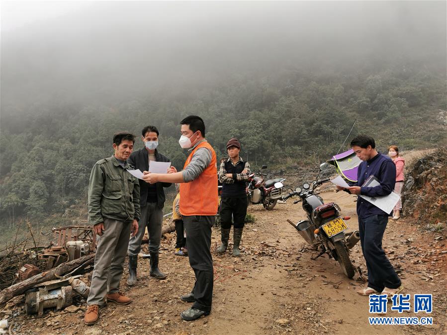 (決戰(zhàn)決勝脫貧攻堅(jiān)·圖文互動(dòng))(5)另一種“逆行”——廣西5300余名駐村第一書(shū)記提前返崗?fù)渡怼皟删€作戰(zhàn)”