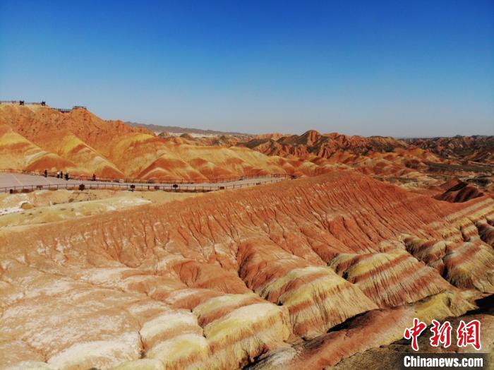 航拍下的七彩丹霞?！钇G敏 攝