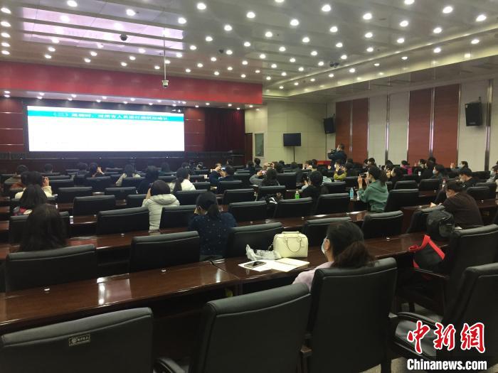 山西選派554名疫情防控指導(dǎo)員駐校指導(dǎo)高三年級開學(xué)疫情防控。　高瑞峰 攝