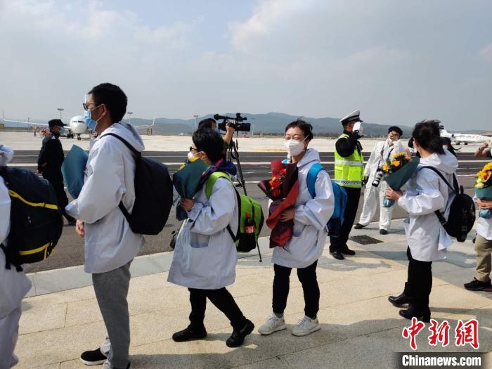 圖為交警向醫(yī)療隊敬禮。　韓帥南 攝