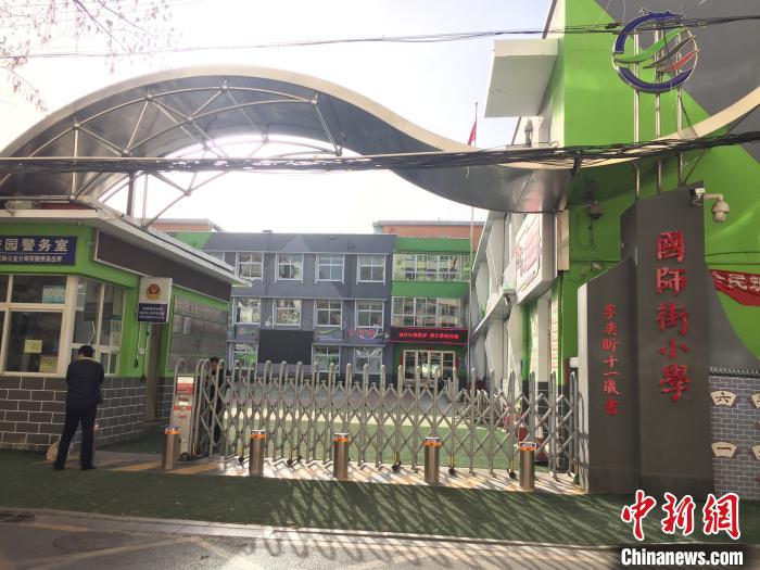 校門口設(shè)置臨時等候區(qū)，區(qū)域四周5米為禁行區(qū)。　高瑞峰 攝