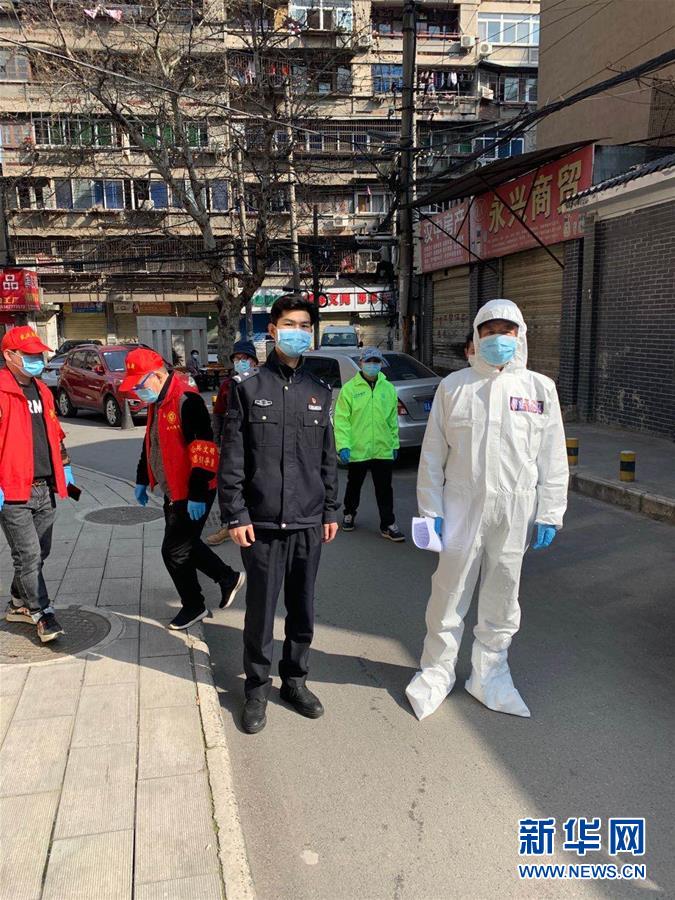 （習(xí)近平致敬的戰(zhàn)“疫”英雄·公安干警篇·圖文互動）（6）他們，抗疫一線鑄警魂