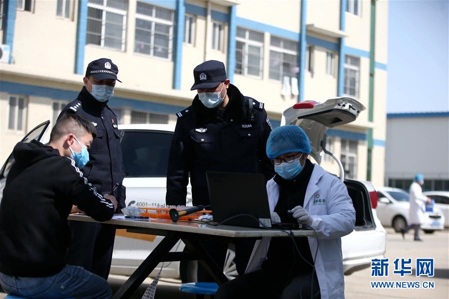 （習(xí)近平致敬的戰(zhàn)“疫”英雄·公安干警篇·圖文互動）（3）他們，抗疫一線鑄警魂