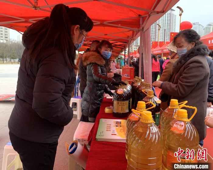 圖為市民們正在采購商品?！O睿 攝