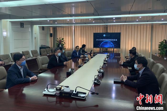 寧夏大學(xué)2020年春季首場(chǎng)綜合類“網(wǎng)絡(luò)雙選會(huì)”現(xiàn)場(chǎng)。　李佩珊 攝