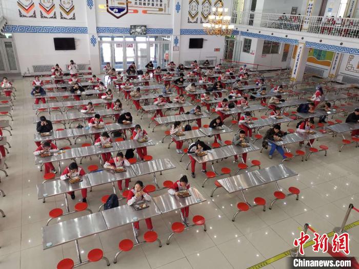 圖為學生們在食堂就餐?！鯆I娜 攝