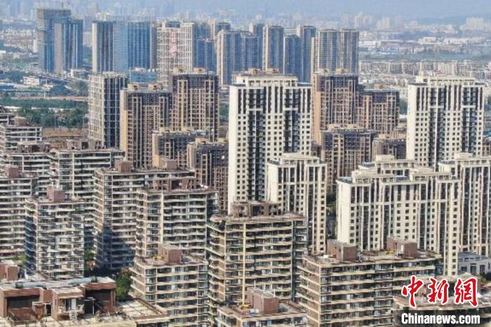 房地產(chǎn)行業(yè)作為特殊的商品銷售業(yè)，受疫情影響，一些企業(yè)資金回籠困難，亟待金融和稅務(wù)部門的政策支持?！°蟛?攝