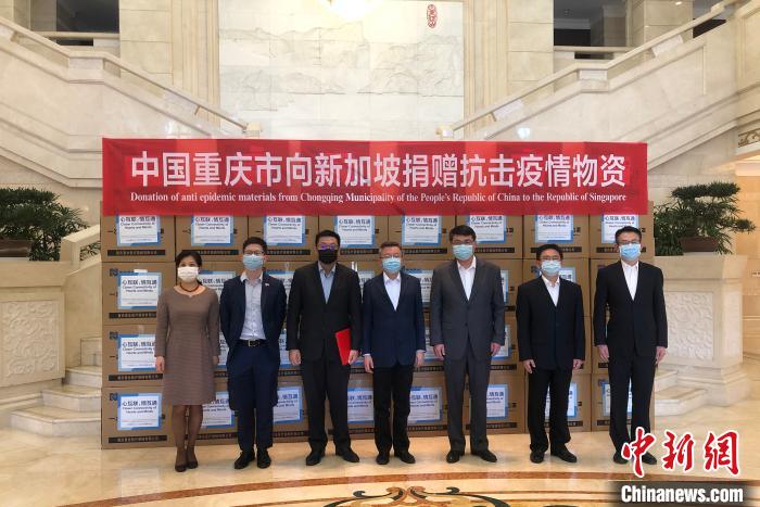 圖為捐贈方與接收方代表合影留念?！⑾嗔?攝