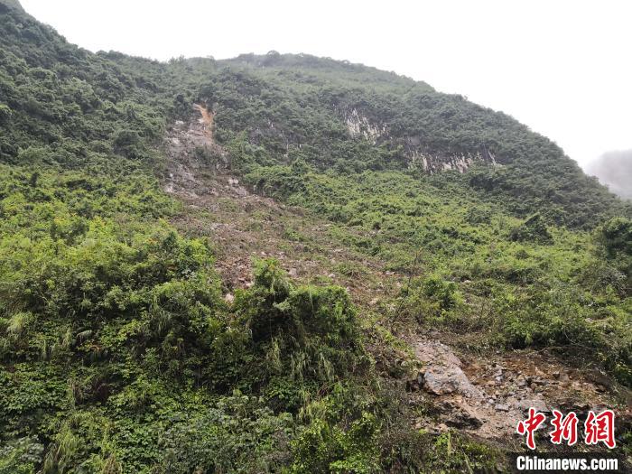 山體滑坡處。　黃鵬 攝