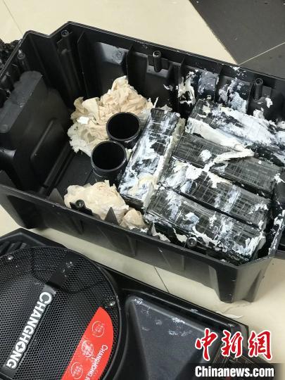 圖為臨滄邊境管理支隊(duì)從音響中查獲毒品?！⒂狼?攝