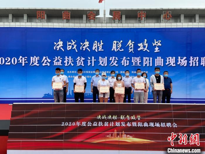 在現(xiàn)場(chǎng)，綠地集團(tuán)與困難就業(yè)群體就業(yè)代表簽署勞務(wù)合同，并為首批6名就業(yè)代表頒發(fā)上崗證書?！∏愊?攝