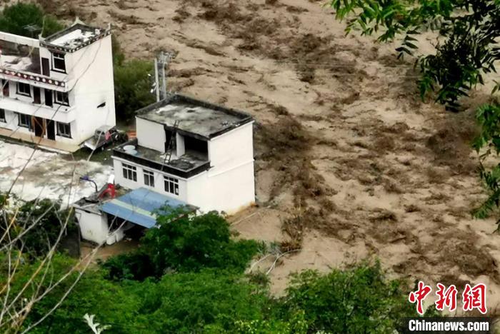 洪水淹沒(méi)房屋。　丹巴宣提供 攝