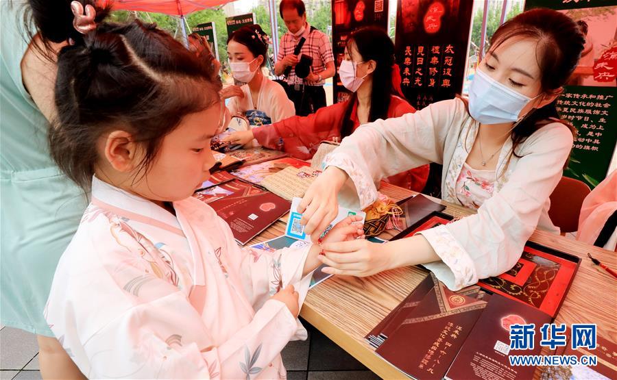 （新華全媒頭條·圖文互動）（7）線上線下消費升溫 文旅活動邁上“云端”——端午假期透視我國經(jīng)濟高質量發(fā)展新動力