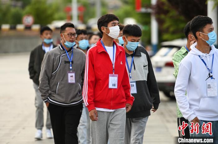 7月7日，考生在拉薩三高考點外有序排隊，等待進入考場?！『闻罾?攝