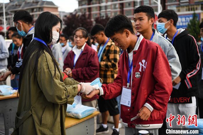 7月7日，考生在拉薩三高考點外測量體溫?！『闻罾?攝