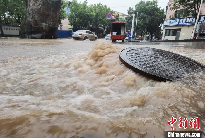 圖為重慶萬州城區(qū)積水嚴(yán)重?！≈貞c萬州區(qū)委宣傳部供圖 攝