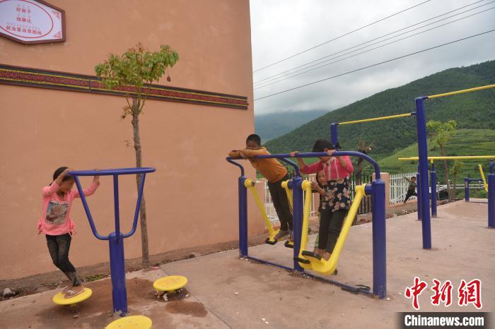 甲甲溝村里玩耍的孩子。　張浪 攝