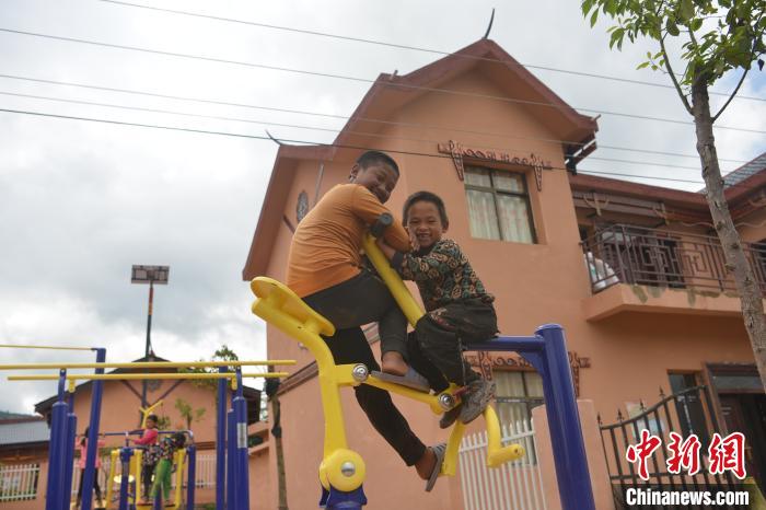 甲甲溝村里玩耍的孩子。　張浪 攝