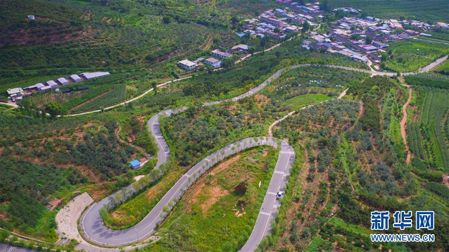 （新華全媒頭條·走向我們的小康生活·圖文互動(dòng)）（1）長(zhǎng)城腳下，小康村串成“珍珠鏈”