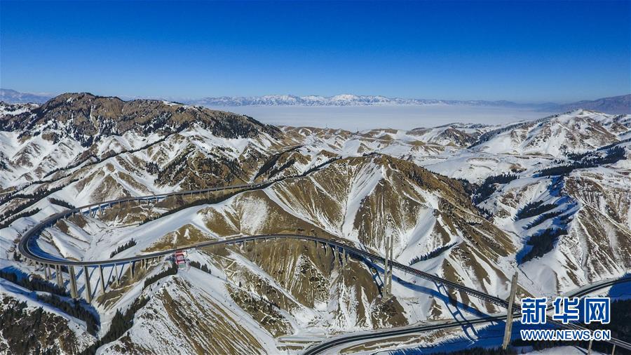 （新華全媒頭條·圖文互動）（1）旗引天山南北　譜寫發(fā)展新篇——以習(xí)近平同志為核心的黨中央關(guān)心新疆工作紀(jì)實