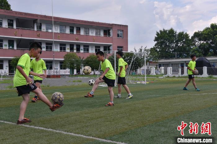 人大代表呼吁篩查防控青少年頸椎、脊柱等健康問題