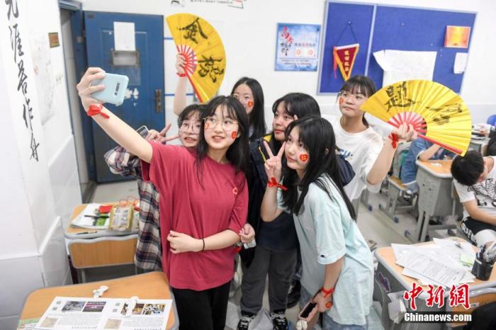 資料圖：6月6日，2021年高考前夕，湖南長沙同升湖實(shí)驗(yàn)學(xué)校高三年級，考生們在教室內(nèi)合影。 楊華峰 攝