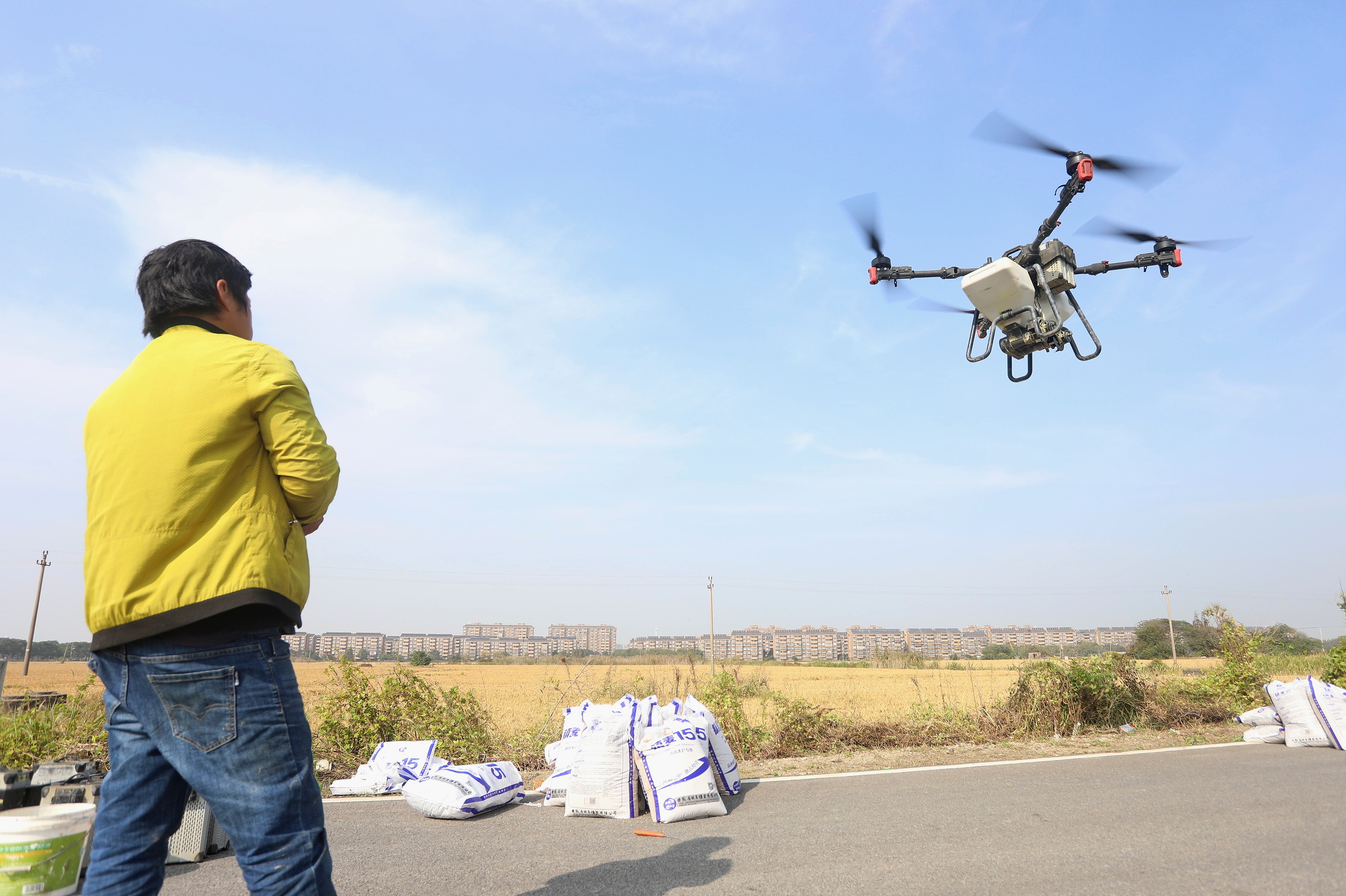 2023年11月15日，浙江嘉興，南湖區(qū)七星街道一處農(nóng)田里，農(nóng)民操縱無(wú)人機(jī)進(jìn)行冬小麥飛播。